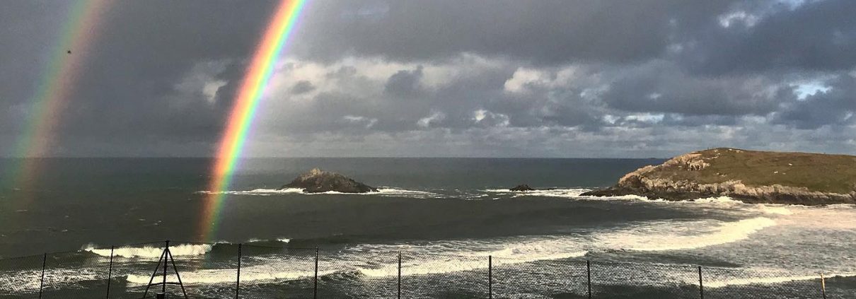 Rainbows ar Crantock Bay